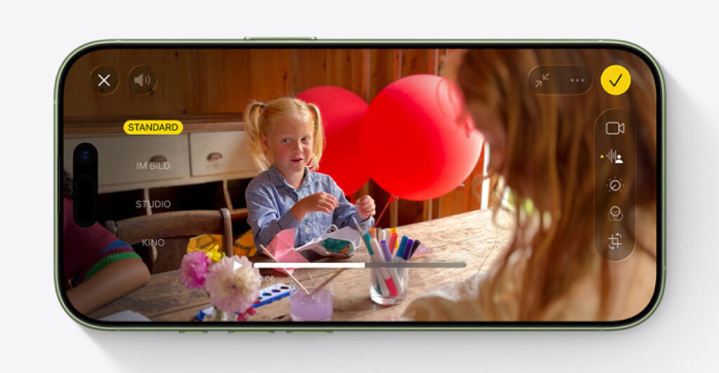 Smartphone-Display zeigt Videoaufnahme eines Kindes mit verschiedenen Kamera- und Videofunktionen