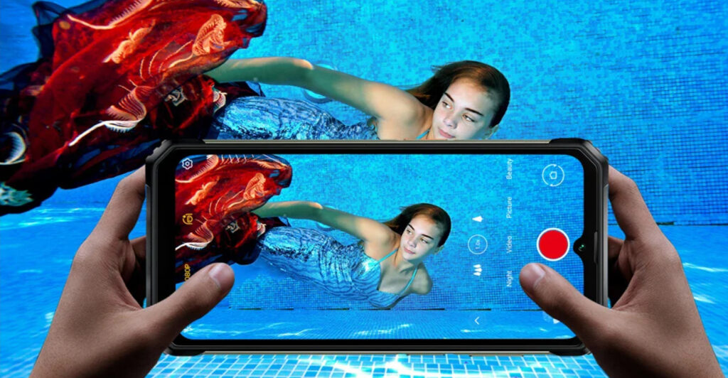 Blackview Outdoor-Handy im Einsatz unter Wasser beim Fotografieren.